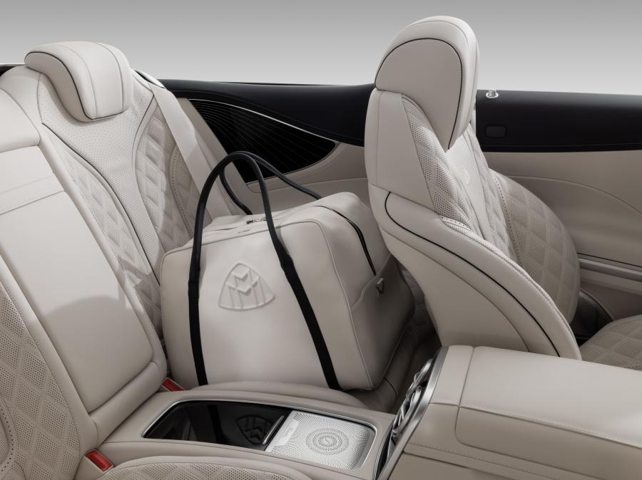Интерьер Mercedes-Maybach S650 Cabriolet 2017 года  (фото 21 из 43)